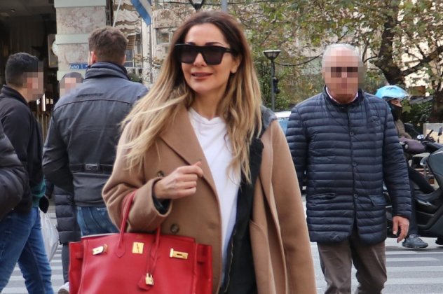 Δέσποινα Βανδή: Εντυπωσίασε σε βόλτα της η τραγουδίστρια – Φοράει το πιο κομψό παλτό του 2024 και iconic τσάντα Hermès (φωτό) - Κυρίως Φωτογραφία - Gallery - Video