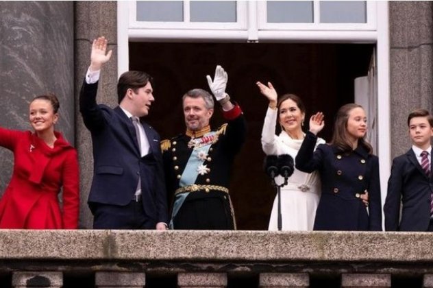 Dress code βασιλικής οικογένειας της Δανίας: Με κατακόκκινο παλτό η πριγκίπισσα Ισαβέλλα & navy blue για την ατίθαση Ζοζεφίν - Στα λευκά η μαμά Mary (φωτό) - Κυρίως Φωτογραφία - Gallery - Video