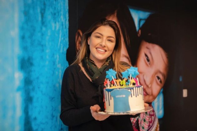 Η Έλενα Παπαρίζου έγινε 42 ετών! Η τούρτα-έκπληξη της Unicef & η ομαδική φωτό - Η συγκίνηση της "διακριτικής" τραγουδίστριας - Κυρίως Φωτογραφία - Gallery - Video