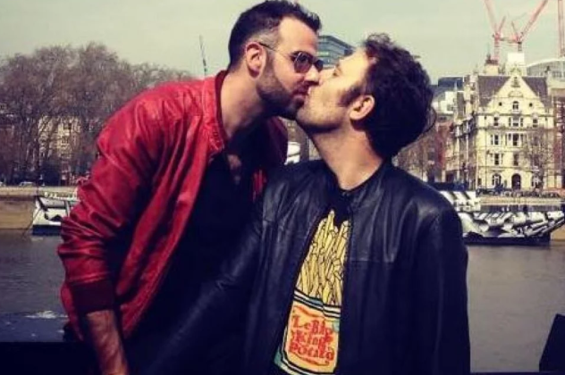 Αύγουστος Κορτώ: To Facebook κατέβασε φωτογραφία να φιλιέται με τον σύζυγό του -ποιους καταγγέλλει - Κυρίως Φωτογραφία - Gallery - Video