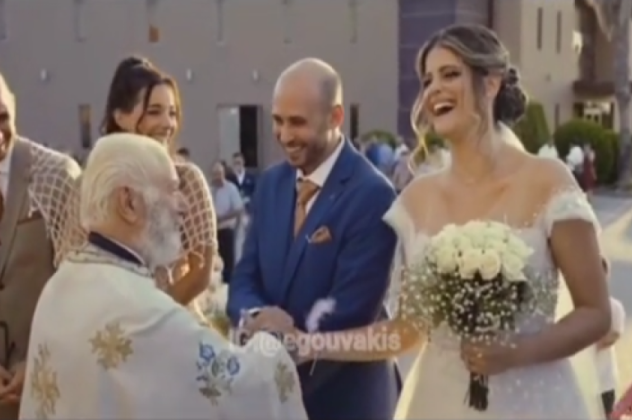 Viral ιερέας στην Κρήτη, πήγε να παντρέψει τον γαμπρό με την... κουμπάρα: Ψύχραιμη η νύφη, βάζει τα γέλια - Είπε ότι δεν έβλεπε είχε τον ήλιο κόντρα (βίντεο) - Κυρίως Φωτογραφία - Gallery - Video