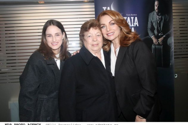 Άντζελα Γκερέκου: Μετά από 26 χρόνια επέστρεψε στο θέατρο! Δίπλα της η μητέρα & η κόρη της, Μαρία Βοσκοπούλου (φωτό) - Κυρίως Φωτογραφία - Gallery - Video