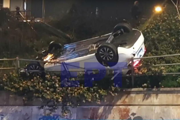 Ηλιούπολη: Αυτοκίνητο κρεμάστηκε στις προστατευτικές μπάρες στη Λ. Βουλιαγμένης - Από θαύμα δεν τραυματίστηκε κανείς (φωτό & βίντεο) - Κυρίως Φωτογραφία - Gallery - Video