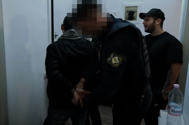Βίντεο-σοκ: Η στιγμή σύλληψης 43χρονου που ζήτησε ερωτική συνεύρεση από 13χρονη – Η παγίδα που έστησαν, το σακίδιο με τα βοηθήματα που κουβαλούσε (βίντεο) - Κυρίως Φωτογραφία - Gallery - Video