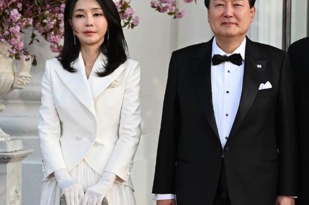 Γιατί μια τσάντα Dior που δέχτηκε ως δώρο η Πρώτη Κυρία της Νότιας Κορέας προκαλεί αναταράξεις; Για σχέδιο παγίδευσης κάνουν λόγο ... - Κυρίως Φωτογραφία - Gallery - Video