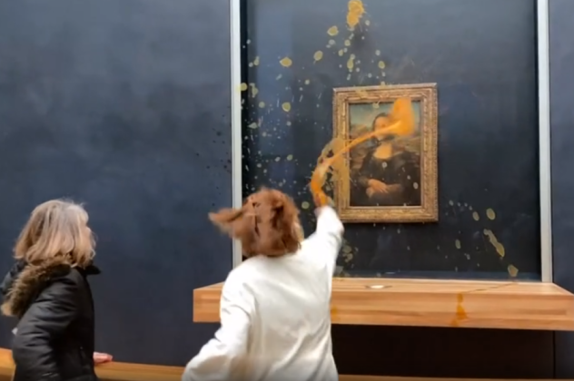 Μόνα Λίζα: Η στιγμή που δύο γυναίκες ρίχνουν σούπα στον διασημότερο πίνακα του κόσμου – Δείτε το βίντεο - Κυρίως Φωτογραφία - Gallery - Video
