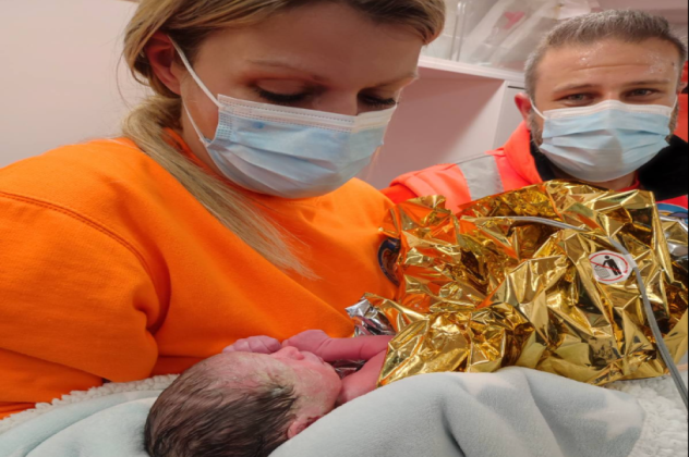 Ηράκλειο: Γέννησε το κοριτσάκι της μέσα στο ασθενοφόρο το «Χαμόγελου του παιδιού» – «Έσπασαν τα νερά» την ώρα που πήγαιναν στο νοσοκομείο - Κυρίως Φωτογραφία - Gallery - Video