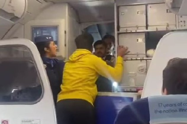 Βίντεο που σοκάρει! Ο επιβάτης πλάκωσε στα χαστούκια τον πιλότο - Είχε καθυστέρηση 13 ώρες - Κυρίως Φωτογραφία - Gallery - Video