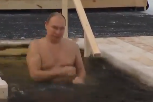 Βίντεο: Οι 3 βουτιές του Βλαντίμιρ Πούτιν στους -14 βαθμούς Κελσίου – Έκανε το σταυρό του και έπεσε στα παγωμένα νερά για τα Θεοφανία - Κυρίως Φωτογραφία - Gallery - Video