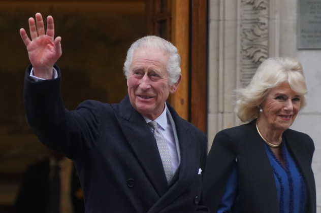 Βασιλιάς Κάρολος: Με την βασίλισσα Καμίλα στο πλευρό του πήρε εξιτήριο από το νοσοκομείο – Χαμογελούσε, ευχαριστούσε τον κόσμο που περίμενε (βίντεο) - Κυρίως Φωτογραφία - Gallery - Video