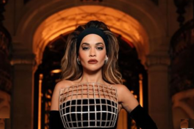 Rita Ora: Εντυπωσίασε με αυτή την εμφάνιση στην εβδομάδα μόδας στο Παρίσι – Φόρεσε μαύρο maxi φόρεμα με συγκλονιστική πλάτη (φωτό) - Κυρίως Φωτογραφία - Gallery - Video