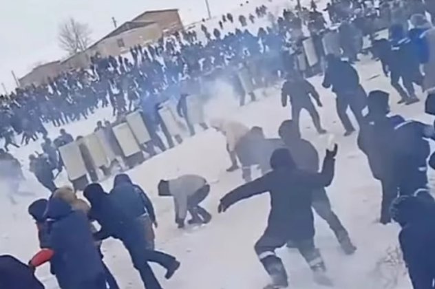 Επεισόδια στη Ρωσία: Διαδηλωτές επιτίθενται στην αστυνομία - Δεκάδες τραυματίες (βίντεο) - Κυρίως Φωτογραφία - Gallery - Video