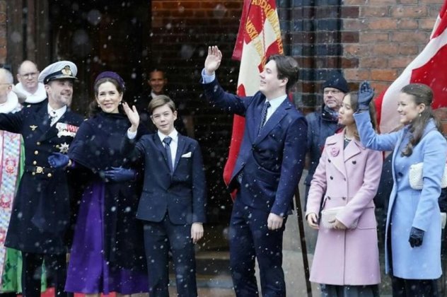 Σύσσωμη η βασιλική οικογένεια της Δανίας στην εκκλησία - Φουλ του μωβ η Mary, baby blue & ροζ παλτό για τις πριγκίπισσες Ισαβέλλα & Ζοζεφίν (φωτό - βίντεο)  - Κυρίως Φωτογραφία - Gallery - Video