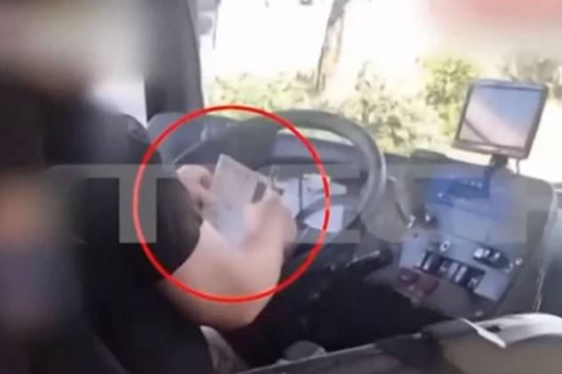 Σε διαθεσιμότητα ο οδηγός λεωφορείου που έλυνε σταυρόλεξο πάνω στο τιμόνι: Το βίντεο τον δείχνει να οδηγεί & να κάνει το χόμπι του  - Κυρίως Φωτογραφία - Gallery - Video