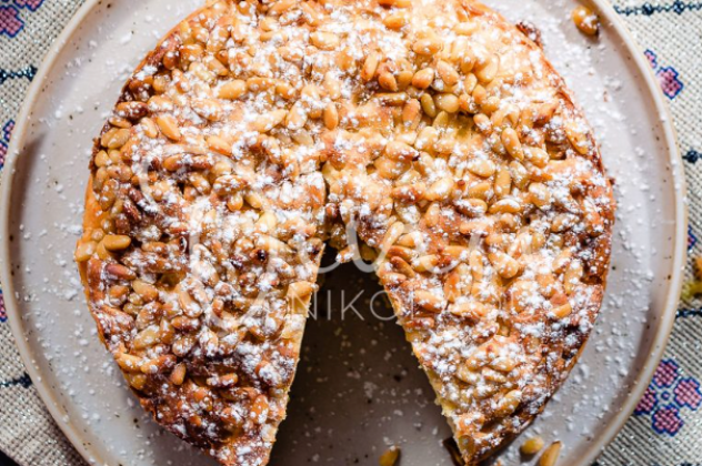 Ντίνα Νικολάου: Το ντελικάτο κέικ μήλου με τυρί κρέμα & κουκουνάρι - Η γεύση του θα σας συναρπάσει ! - Κυρίως Φωτογραφία - Gallery - Video