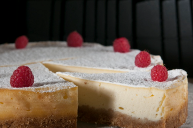 Στέλιος Παρλιάρος: Το πεντανόστιμο New York cheesecake με την πλούσια κρέμα τυριού & τη βουτυρένια βάση μπισκότου - Δικαιωματικά ανήκει στα top γλυκά του κόσμου! - Κυρίως Φωτογραφία - Gallery - Video