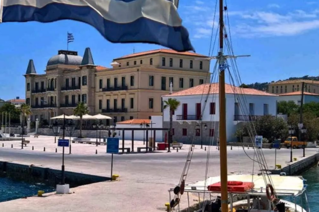 Σπέτσες: Από νησί του βασιλιά Κωνσταντίνου, νησί του Κασσελάκη – Ετοιμασίες για την Κοινοβουλευτική Ομάδα του ΣΥΡΙΖΑ (βίντεο) - Κυρίως Φωτογραφία - Gallery - Video