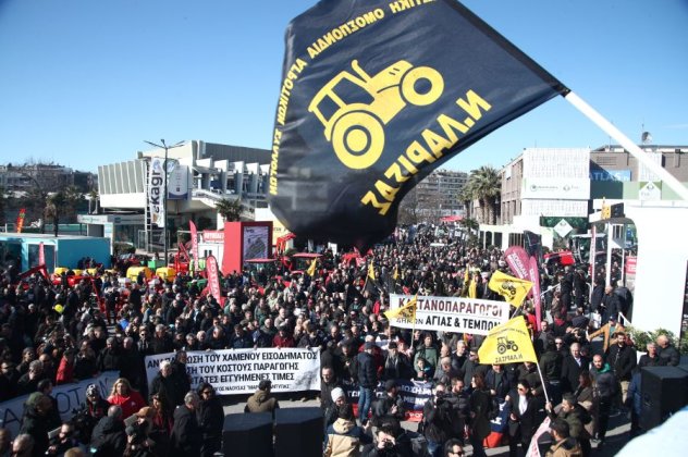 Ολοκληρώθηκε το συλλαλητήριο των αγροτών στην 30η Agrotica - Πέταξαν συμβολικά στο δρόμο κάστανα και μήλα (φωτό-βίντεο) - Κυρίως Φωτογραφία - Gallery - Video
