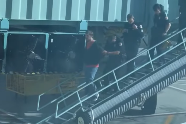 Δείτε το σοκαριστικό βίντεο: Επιβάτης σε αεροπλάνο προσπάθησε να ανοίξει την πόρτα όσο αυτό ήταν στον αέρα – Τον έπιασαν «χειροπόδαρα» και τον συνέλαβαν  - Κυρίως Φωτογραφία - Gallery - Video
