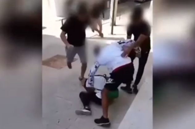 Σοκάρει ο 13χρονος που ξυλοκόπησαν στην Καλλιθέα: Περιγράφει λεπτό προς λεπτό την επίθεση που δέχθηκε από 4 ανήλικους – «Μου ζήτησε 5 ευρώ να μη με σκοτώσει» (βίντεο) - Κυρίως Φωτογραφία - Gallery - Video
