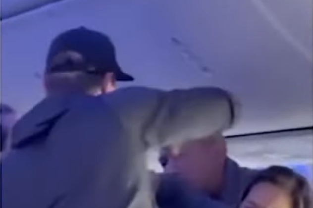 Δείτε βίντεο: Δύο επιβάτες «παίζουν μπουνίες» σε αεροπλάνο – Επικρατεί πανικός  - Κυρίως Φωτογραφία - Gallery - Video