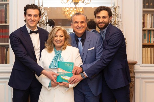 Η διάσημη τοπ σεφ Ντίνα Νικολάου παρουσίασε το νέο της βιβλίο, "CRÈTE la cuisine authentique" - Το ελληνικό νησί στο επίκεντρο της Παρισινής γαστρονομίας - Δίπλα της όλη η οικογένεια (φωτό) - Κυρίως Φωτογραφία - Gallery - Video