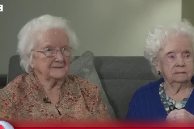 Topwomen οι δίδυμες 104 ετών στην Βρετανία! «Πίνω ένα μπράντι και μία λεμονάδα το βράδυ» -Το μυστικό της μακροζωίας τους (βίντεο) - Κυρίως Φωτογραφία - Gallery - Video