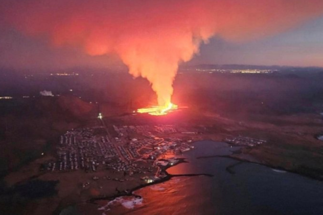 Δείτε εντυπωσιακές εικόνες και βίντεο από την ηφαιστειακή λάβα στην Ισλανδία: «Καταπίνει» την πόλη Γκρίνταβικ - 3.800 κάτοικοι τρέπονται σε φυγή  - Κυρίως Φωτογραφία - Gallery - Video
