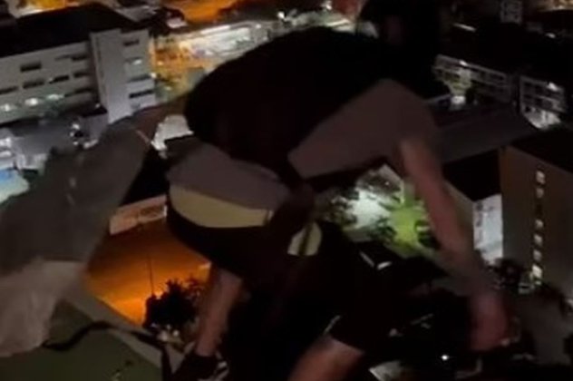 Σοκ! Δείτε το βίντεο που πηδάει από τον 29ο όροφο - Το αλεξίπτωτο δεν άνοιξε ποτέ - "Έφυγε" ακαριαία - Κυρίως Φωτογραφία - Gallery - Video
