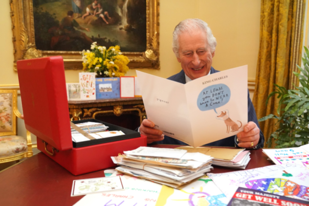 Συγκινημένος ο Βασιλιάς Κάρολος με την αγάπη του κόσμου: 7000 κάρτες έλαβε μετά την ανακοίνωση ότι πάσχει από καρκίνο – Ξεκαρδίστηκε με το σκυλάκι (φωτό & βίντεο) - Κυρίως Φωτογραφία - Gallery - Video