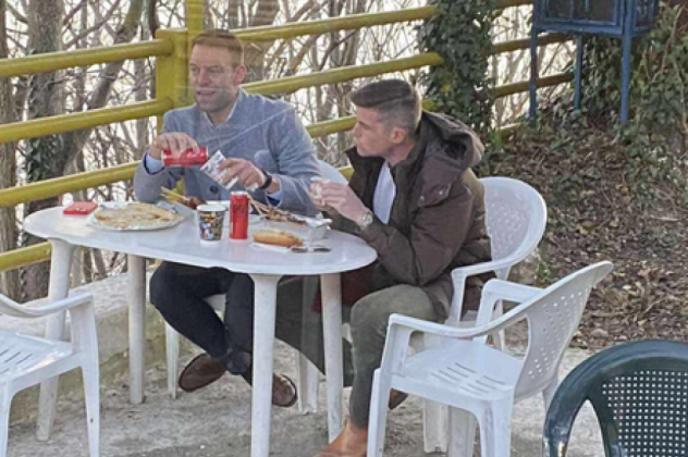 O Στέφανος Κασσελάκης τρώει “βρώμικο” στα Σέρβια Κοζάνης – Το γεύμα με τον Τάιλερ σε τοπική καντίνα (φωτό) - Κυρίως Φωτογραφία - Gallery - Video