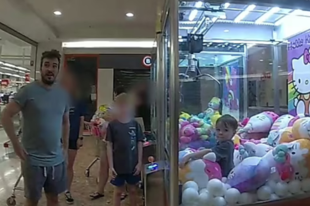 Δείτε το βίντεο: Σοκαρισμένος ο πατέρας βλέπει τον 3χρονο γιό του εγκλωβισμένο μέσα στο μηχάνημα με τα λούτρινα – Πως σκαρφάλωσε από το παραθυράκι - Κυρίως Φωτογραφία - Gallery - Video