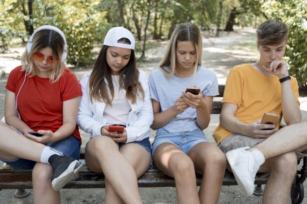 Το 92% των εφήβων μπαίνει καθημερινά στο διαδίκτυο, το 59% των γονέων λένε ότι τα παιδιά τους έχουν εθισμό στο κινητό ! Το άρθρο-θησαυρός - Κυρίως Φωτογραφία - Gallery - Video