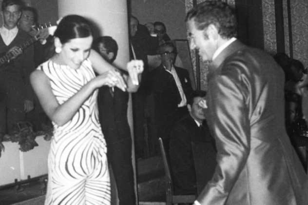 Vintage Pic: Η Έλενα Ναθαναήλ γιορτάζει με τον Κώστα Χαριτάκη χορεύοντας! –  Η θρυλική  ηθοποιός είχε μόλις κερδίσει το βραβείο Α’ Γυναικείου Ρόλου στο Φεστιβάλ Θεσσαλονίκης - Κυρίως Φωτογραφία - Gallery - Video