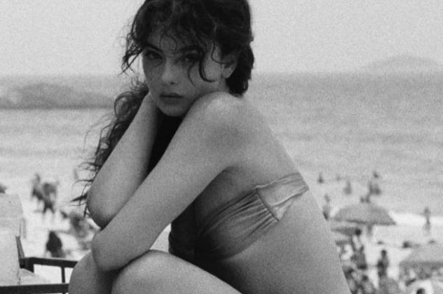 Η Ντέβα Κασέλ σε καλοκαιρινό mood! Φωτογραφίζεται στην άμμο με το πιο μικροσκοπικό μπικίνι - Ασπρόμαυρα ενσταντανέ με vintage αέρα (φωτό) - Κυρίως Φωτογραφία - Gallery - Video