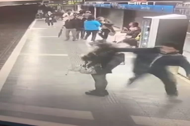 Δείτε βίντεο από την επίθεση άντρα σε μετρό στην Βαρκελώνη: Ρίχνει μπουνιές σε γυναίκες και τις πετά στο έδαφος  - Κυρίως Φωτογραφία - Gallery - Video