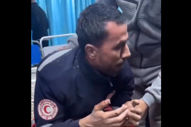 Ο πόλεμος σε μια εικόνα! Καταρρέει ο Παλαιστίνιος νοσοκόμος πατέρας μόλις μαθαίνει ότι σκοτώθηκε το παιδί του – 4 μήνες μετά το ξέσπασμα των βομβαρδισμών στη Γάζα (βίντεο) - Κυρίως Φωτογραφία - Gallery - Video