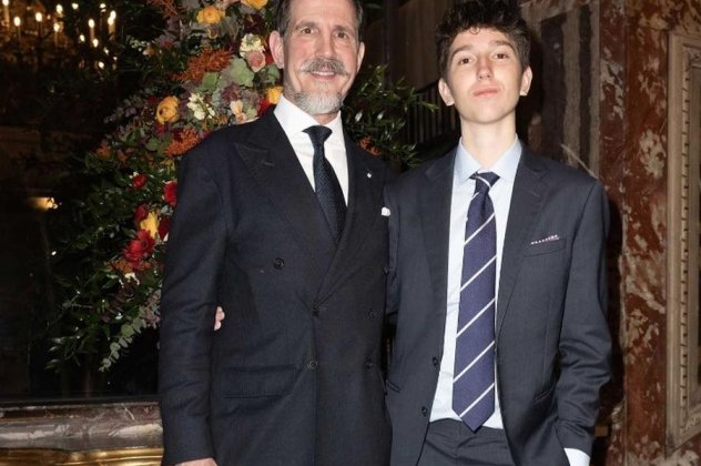 Ο Παύλος μαζί με το γιο του Αριστείδη στο Παρίσι - Μπαμπάς & γιος αγκαλιά σε επίσημο event - Ποιους συνάντησαν; (φωτό) - Κυρίως Φωτογραφία - Gallery - Video