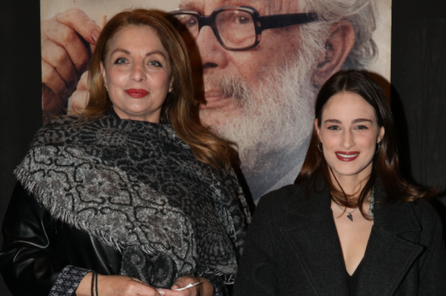 Total black μαμά & κόρη: Άντζελα Γκερέκου & Μαρία Βοσκοπούλου πήγαν στο Θέατρο Τέχνης για τους «Δύο Χέστηδες» (φωτό) - Κυρίως Φωτογραφία - Gallery - Video
