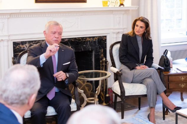Σούπερ σταρ η βασίλισσα Ράνια της Ιορδανίας στον Λευκό Οίκο με κουστούμι Alexander McQueen grey-black Prince de Galles και Bottega statement τσάντα (φωτό)  - Κυρίως Φωτογραφία - Gallery - Video