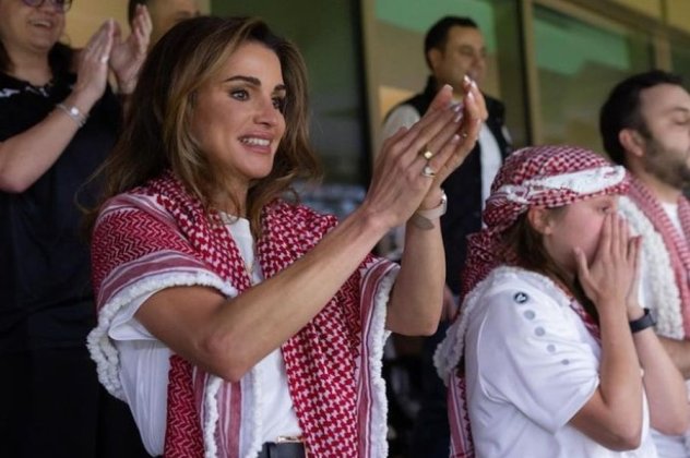 Μία Βασίλισσα ..αλλιώς! Η "αθλητική" εμφάνιση της Ράνιας της Ιορδανίας στο γήπεδο - Αλλά δεν αποχωρίζεται τις γόβες της! (φωτό) - Κυρίως Φωτογραφία - Gallery - Video
