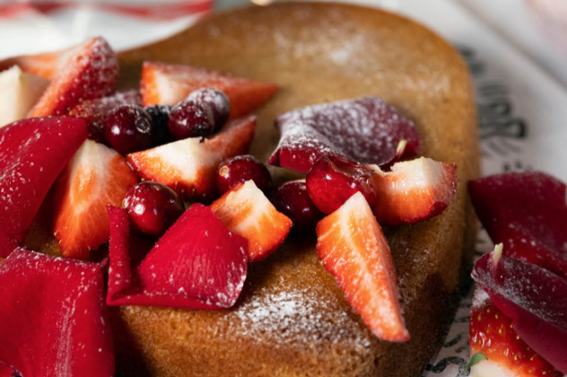 Στέλιος Παρλιάρος: Να μια ωραία πρόταση για πεντανόστιμο γλυκό του Αγίου Βαλεντίνου - Λαχταριστό  κέικ καρδιά με φράουλες - Κυρίως Φωτογραφία - Gallery - Video