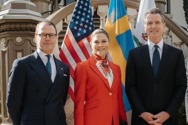 Η πριγκίπισσα Βικτώρια της Σουηδίας από την Αμερική: Μας δείχνει το πιο κομψό office look με κατακόκκινο κοστούμι & σικ μαντήλι (φωτό)  - Κυρίως Φωτογραφία - Gallery - Video
