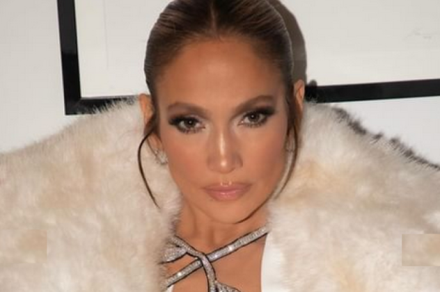 Η Jennifer Lopez σε mob wife aesthetic – Λευκό maxi φόρεμα με βαθύ ντεκολτέ - Η λεπτομέρεια με το διαμαντένιο τριαντάφυλλο και η τεράστια γούνα (φωτό & βίντεο) - Κυρίως Φωτογραφία - Gallery - Video