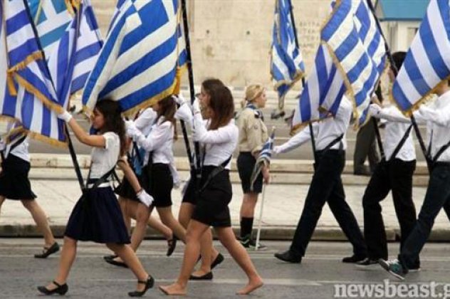 Ξυπόλητο κορίτσι-σημαιοφόρος στην παρέλαση - Κυρίως Φωτογραφία - Gallery - Video