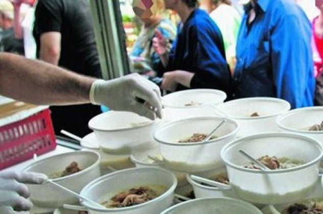 Άστεγοι και άνεργοι ''κάνουν'' τους αρρώστους για ένα πιάτο φαΐ - Κυρίως Φωτογραφία - Gallery - Video