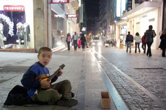 Ένα στα τρία ελληνόπουλα απειλείται από την φτώχεια και τον κοινωνικό αποκλεισμό - Eurostat: 9η θέση από τις 27 - Κυρίως Φωτογραφία - Gallery - Video