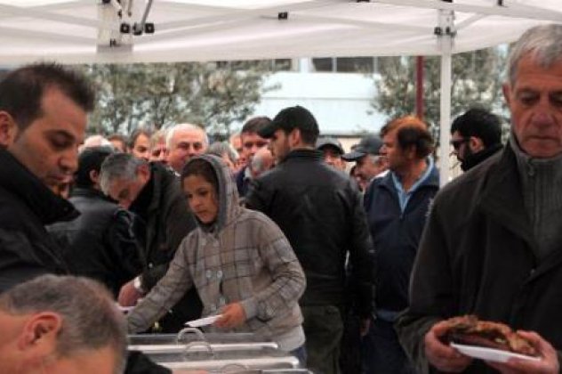 1200 κιλά κρέατα έγιναν μεζέδες και μοιράστηκαν στην Βαρβάκειο σε 2.500 ανθρώπους (εικόνες) - Κυρίως Φωτογραφία - Gallery - Video