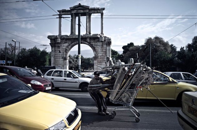 Burnout: Οι φωτογραφίες της ελληνικής κρίσης κάνουν τον γύρο του κόσμου - Ο φωτογράφος Δημήτρης Μιχαλάκης στην γκαλερί Coalmine της Ζυρίχης (εικόνες) - Κυρίως Φωτογραφία - Gallery - Video