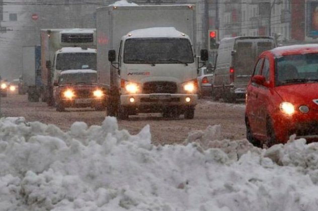 Σε επιφυλακή στην Βόρεια Γαλλία εξαιτίας σφοδρής χιονόπτωσης με 100άδες εγκλωβισμένους οδηγούς - Κυρίως Φωτογραφία - Gallery - Video